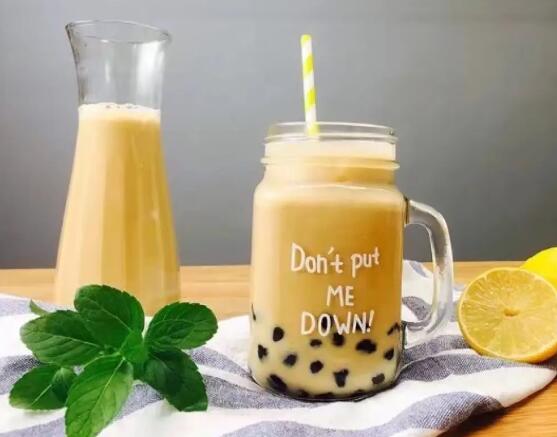 新时沏奶茶是一家连锁门店超过1600家的品牌